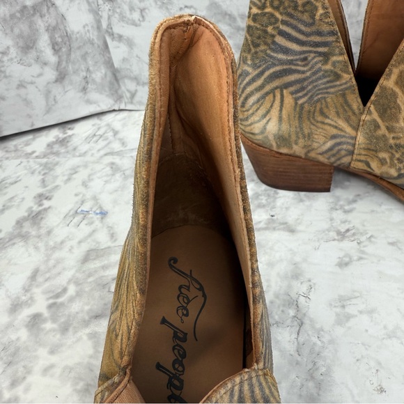 NWOT FREE PEOPLE Women’s Sz 37 Animal Print Charm Double V Western Suede Booties - Picture 11 of 16